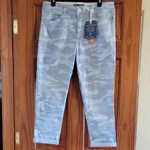 NWT Democracy "Ab" Solution Lt Blue/Gray Camouflage Ankle Skimmer